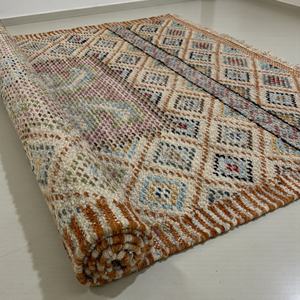 Alfombra Kilim de Lana Abstracta - Tejido Plano Simétrico Ecológico en Crema y Carmesí con Campo de Marfil y Motivos Rojos Tradicionales - Product Image 3