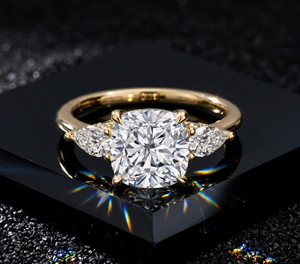 Anillo de compromiso con diamante cultivado en laboratorio de corte cojín, anillo de tres piedras con diamantes laterales en forma de pera, halo oculto, chapado en oro de 18K/14K, estilo clásico. - Product Image 1