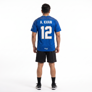 เสื้อฟุตบอลผู้ชายคอวี แห้งเร็ว ผลิตจากโพลีเอสเตอร์ 100% พิมพ์ลายแบบซับลิเมชั่นตามสั่ง สำหรับทีม VANTAGE พร้อมชื่อผู้เล่น โลโก้ OEM และสายรัดปรับได้ - Product Image 2