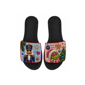 Sandales plates à bout ouvert personnalisées pour femmes, sur le thème de Noël, avec des motifs Casse-Noisette et Grinch, ornées de perles et rembourrées - Product Image 1