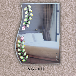 Espejo elegante sin marco con ranura en V y borde ondulado único en el lado izquierdo que agrega un toque moderno y artístico a cualquier espacio. - Product Image 5