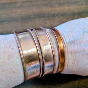 Bracelet en cuivre pur fait main, bijou unisexe tendance, artisanat métallique fait main, à porter au quotidien et pour les fêtes - Product Image 3