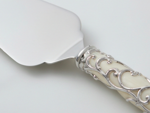 Couteau à gâteau élégant en argent avec manche floral, outil de découpe de gâteau durable, idéal pour une utilisation quotidienne, la pâtisserie et les repas à la maison - Product Image 2