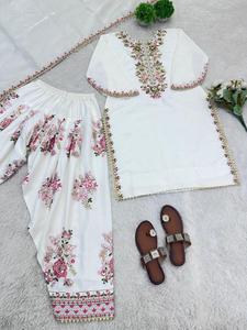 Elegante Conjunto Tradicional de Kurta y Pantalón Dhoti de Crepé Blanco con Bordado Floral y Dupatta de Encaje a Juego para Fiesta - Product Image 4
