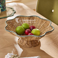 Handgemaakte schelpvormige gevlochten eco-vriendelijke rotan schaal met gegolfde rand, geschikt als serveermand voor de eettafel & woondecoratie
