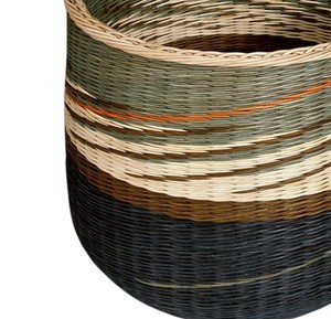 Cesta de Ratán Artística con Patrón Multicolor y Detalles en Naranja, Cesto de Almacenamiento Hecho a Mano, Organizador Decorativo Único para el Hogar - Product Image 4