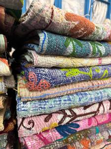 Couverture de lit indienne traditionnelle en coton Kantha Suzani, faite à la main, avec des broderies complexes. - Product Image 2