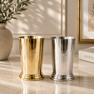 Vase à fleurs en métal de style régale avec silhouette inspirée d'un calice et finition dorée pour une décoration florale de table sophistiquée - Product Image 5