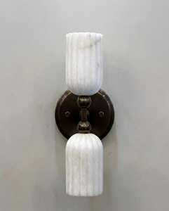 Applique murale traditionnelle en laiton avec abat-jour en verre givré, luminaire d'intérieur pour couloir et décoration intérieure - Product Image 3