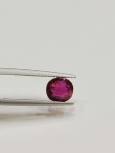 Rubí natural de Mozambique rojo (sin calentar), corindón, piedra preciosa de corte ovalado para la elaboración de anillos o colgantes (uso astrológico) - Product Image 1