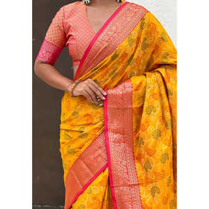Sari Bandhani Patola tissé en soie de moutarde douce avec des tissages contrastés Zari, motif complexe pour un confort soyeux, tissages d'élite - Product Image 5