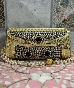 Sacs et pochettes élégants en travail de bijouterie Kundan pour mariages, fêtes et occasions festives, pochette en métal. - Product Image 2