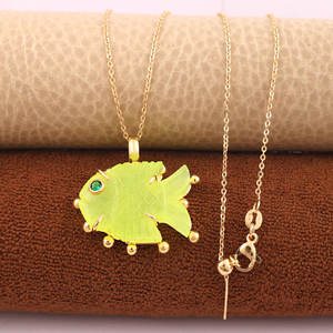 Nouvel arrivage : Collier pendentif poisson en jade préhnite sculpté à la main, avec œil en émeraude CZ, plaqué or 18 carats, serti de perles, bijoux côtiers - Product Image 3