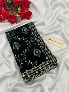 Exquisita Dupatta de Terciopelo Verde Vino para Novia con Bordado Floral de Zari Dorado en Toda la Superficie, Chal de Boda, Estola para Bodas Exquisitas - Product Image 3