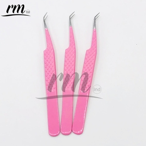 Pince à épiler pour cils RMI Baby Pink Powder Coated Color And Silver Tip, en acier inoxydable, pointe à 45 degrés. - Product Image 2