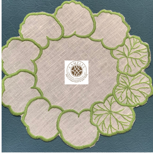 Servilleta de lino para cóctel con bordado de hojas verdes, formas orgánicas suaves que aportan un toque botánico fresco a la mesa. - Product Image 1