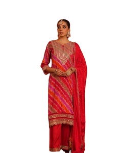 Tela de seda pura de Chinon Gujarati estilo Cultural Bandhni impreso hasta la rodilla Kurti & Plazzo con borde de encaje Dupatta Set para la venta - Product Image 1