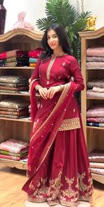 Présentation de la nouvelle collection de créateurs en soie crêpe naturelle avec un ensemble haut-bas et dupatta richement brodé de sequins. - Product Image 3
