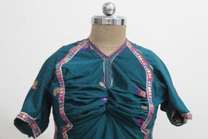 Choli Banjara vintage, broderie ethnique Banjara Kutch Rabari, tunique bohème en rayonne et mousseline, col en V, manches courtes, écologique - Product Image 6