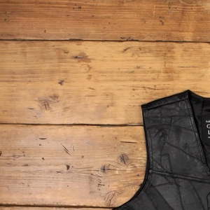 Gilet de motard en cuir véritable patchwork, style vintage noir sans manches, avec boutons et poches. - Product Image 5