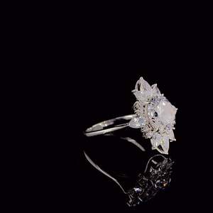 แหวนเพชรทรงดอกไม้คุณภาพพรีเมียม ประดับเพชรเต็มวง เหมาะสำหรับใส่ลำลอง งานกลางคืน และเป็นของขวัญ ในราคาที่ดีที่สุด - Product Image 3