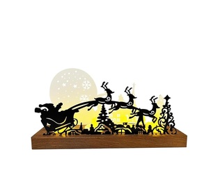 Centro de mesa clásico de Navidad con etiqueta privada, con elementos navideños tradicionales para decorar la mesa del comedor en el hogar. - Product Image 1