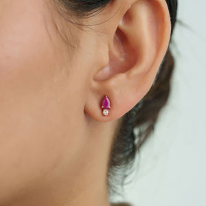 Pendientes Minimalistas de Oro Amarillo Puro de 14K Hechos a Mano para Mujer, con Rubí y Diamante Corte Pera de 6x4mm, Joyería de Piedra de Nacimiento de Julio, Venta al por Mayor - Product Image 2