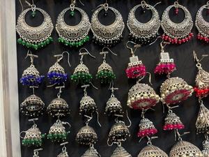 Boucles d'oreilles Jhumka traditionnelles argentées avec perles de couleurs assorties, bijoux ethniques tendance, vente en gros - Product Image 3
