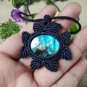 Collar de Labradorita Hecho a Mano con Macramé, Colgante de Piedra Preciosa Estilo Boho, Cuerda Negra Ajustable, Joyería de Moda, Regalo para Mujer - Product Image 1