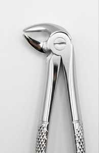 Forceps d'extraction dentaire pédiatrique, petite taille, bec large et texturé, pour molaires inférieures - Product Image 4