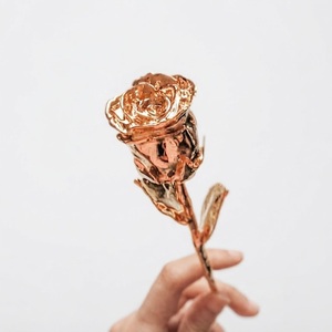Rosa Preservada en Oro de 24K, Flor Real Bañada en Oro de 24K, Regalo de Flor Dorada Eterna de Lujo para el Día de San Valentín o Aniversario - Product Image 2