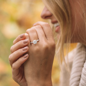 Bague classique en or blanc pour femme avec diamant rond brillant et diamants latéraux, bijou de l'Arabie - Product Image 2