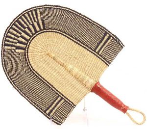 Abanico de paja tejido negro beige, hecho a mano, ecológico, con diseño geométrico étnico, abanico refrescante para fiestas de verano y playa. - Product Image 3