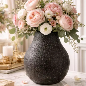 แจกันดอกไม้โลหะทำมือพร้อมพื้นผิวสีดำ สำหรับโต๊ะคอนโซลห้องนั่งเล่น พื้นที่รับประทานอาหาร และตกแต่งงานแต่งงาน - Product Image 1