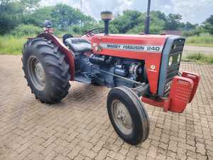 Solución Agrícola de Alta Resistencia con Tractor Massey Ferguson MF 240, Excelente Rendimiento en Campo y Comodidad para el Operador, Económico - Product Image 4