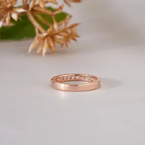 Elegante anillo de media eternidad con diamantes talla baguette en oro rosa para mujer, regalo de lujo para novia, compromiso o aniversario. - Product Image 4