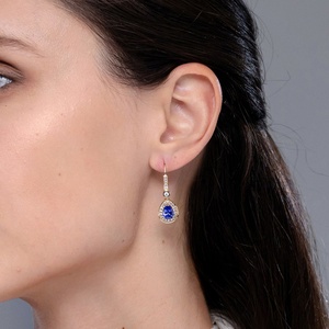 Pendientes de Oro Sólido de 14K con Zafiro Azul Pera y Diamantes en Halo, Tipo Leverback, Venta al por Mayor, Fabricante de Joyería Fina OEM ODM - Product Image 3