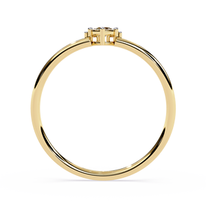 Bague en or jaune 18 carats pour femme avec diamant central taillé en triangle naturel et pierres latérales rondes, style classique de fiançailles - Product Image 3