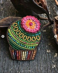 MD HANDICRAFTS Broche Bordado a Mano de Lujo con Adornos de Cuentas de Vidrio Brillantes, Joyería Unisex para Bodas - Product Image 5
