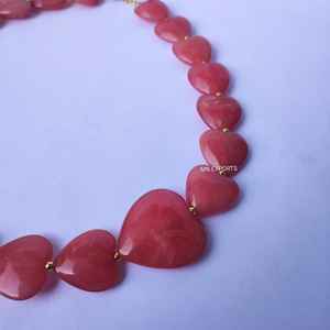 Le collier en résine en forme de cœur est un mélange parfait d'amour, d'art et de style moderne. Fabriqué avec des résines artisanales de qualité supérieure - Product Image 6