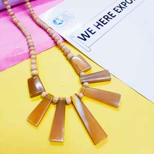 Collar Artesanal de Cuerno de Búfalo con Cuentas de Madera Natural y Colgantes Trapezoidales para Joyería de Estilo Étnico y Bohemio Elegante - Product Image 1
