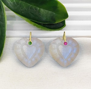 Colgante Tallado a Mano de Piedra Lunar Arcoíris en Forma de Corazón de 20mm, Bañado en Oro - Proveedor de Joyería - Product Image 1