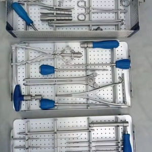 Ensemble d'instruments de fixation vertébrale orthopédique en acier inoxydable avec mallette en aluminium, incluant des instruments de pédière vertébrale, essentiels pour la chirurgie - Product Image 1