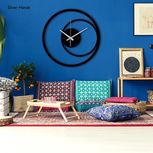 Horloge murale minimaliste en métal noir, forme circulaire, idéale pour le bureau et la décoration de l'espace de travail, ajoute une touche élégante et professionnelle, en provenance d'Inde. - Product Image 3