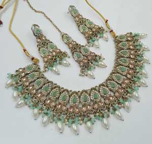 Conjunto de Joyería de Alta Calidad con Diseño Moderno y Elegante, Collar, Aretes y Anillo Geométricos Chapados en Oro con Perlas, para Bodas - Product Image 1