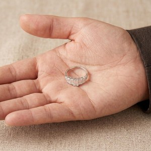 Anillo de Cinco Piedras de Moissanita con Corte Esmeralda de 1 Quilate, Brillante, Plata 925 Original, Ideal para Regalo Sorpresa de Boda para Pareja - Product Image 5