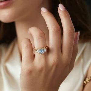 Anillo de Compromiso con Tres Piedras de Moissanita Corte Esmeralda, Plata de Ley 925, Chapado en Oro, Anillo de Novia para Mujer - Product Image 2