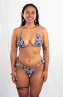 Ensemble de maillot de bain triangle micro string extrême gris imprimé avec bretelles croisées sur le dos, style, taille, couleur, tissu et étiquette personnalisables pour femme (OEM/ODM)