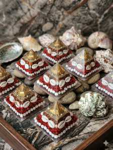 Pirámide de Orgón de Cristal, Decoración de Resina, Adorno de Feng Shui, Pirámide con Cuentas y Conchas, Decoración de Escritorio con Parte Superior Dorada - Product Image 6