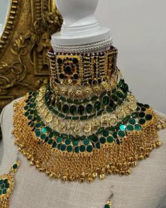 Grand collier tribal afghan avec pendentif en verre vert et motifs gravés détaillés pour bijoux ethniques. - Product Image 3